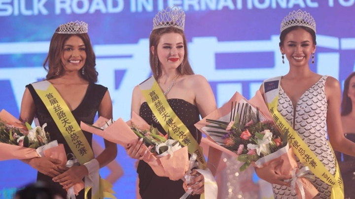 Юная красавица из Красноярска получила корону и титул «Королевы» на конкурсе красоты в Китае