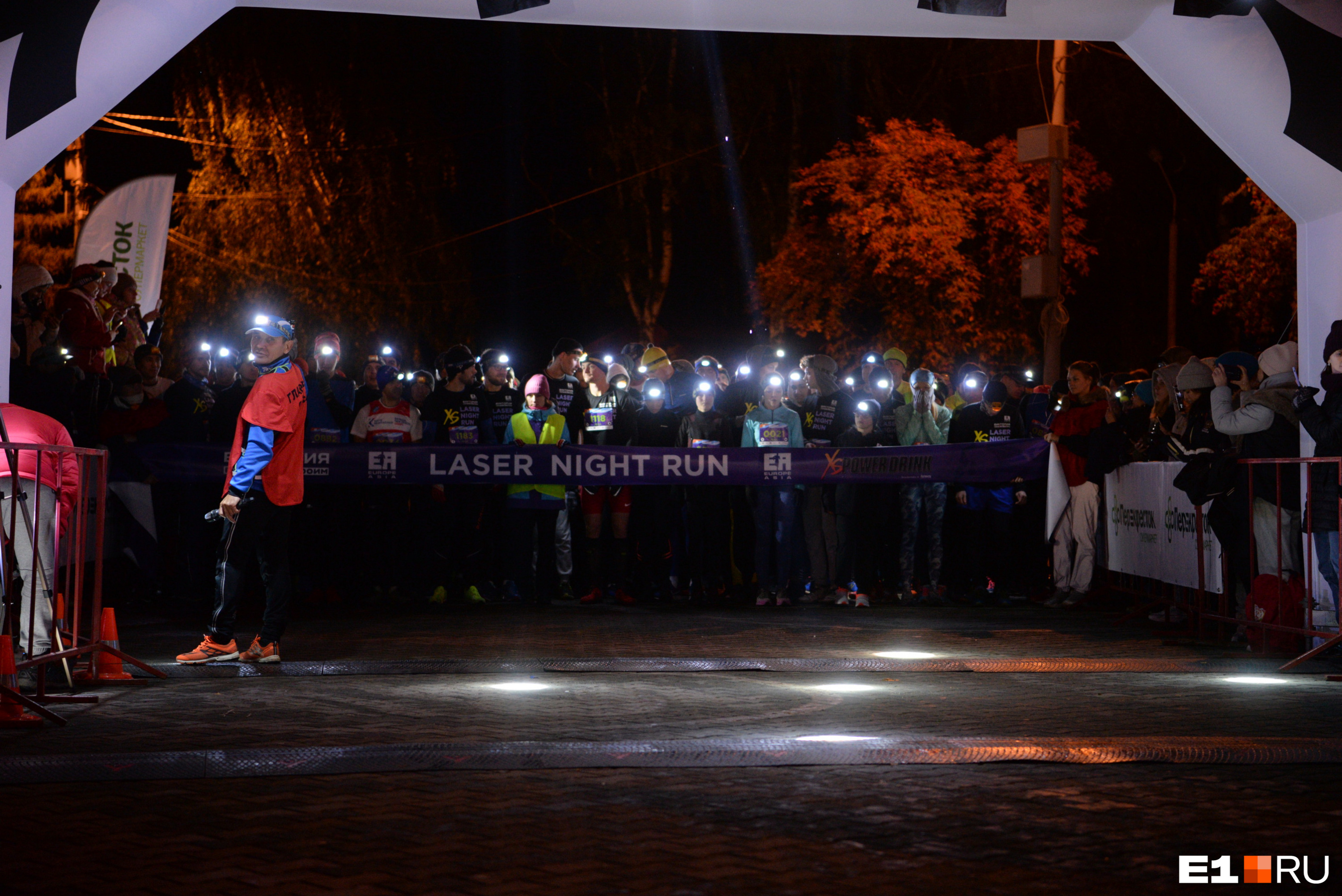 Ночной забег "laser night run". Гонки в екб. Ночной забег с фонариками. Ночной забег "laser night run". Laser night run.