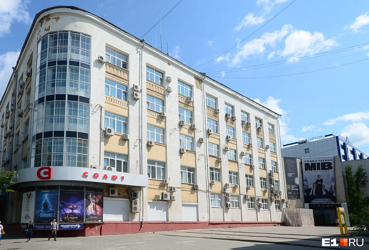 Татьяна Мосунова считает, что «Салют» — уникальное место, потому что он не превратился в ТРЦ и там до сих пор показывают только кино Татьяна Мосунова считает, что «Салют» — уникальное место, потому что он не превратился в ТРЦ и там до сих пор показывают только кино