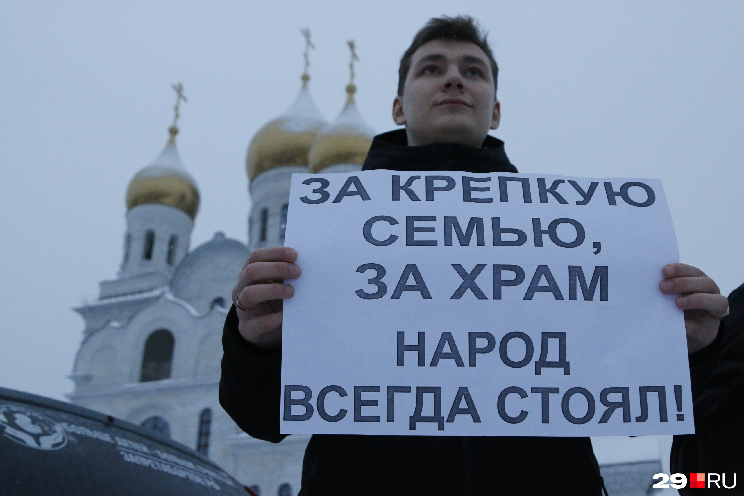 Участники флешмоба сначала сфотографировались с плакатами возле строящегося собора, а потом поехали к памятнику Петру и Февронии Участники флешмоба сначала сфотографировались с плакатами возле строящегося собора, а потом поехали к памятнику Петру и Февронии
