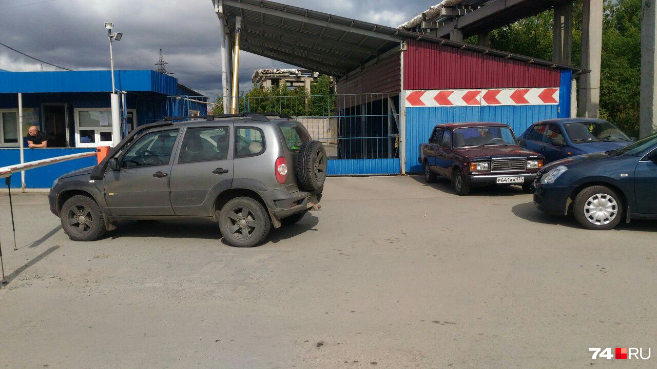 Водители, приехавшие на смену, побросали машины прямо перед шлагбаумом Водители, приехавшие на смену, побросали машины прямо перед шлагбаумом