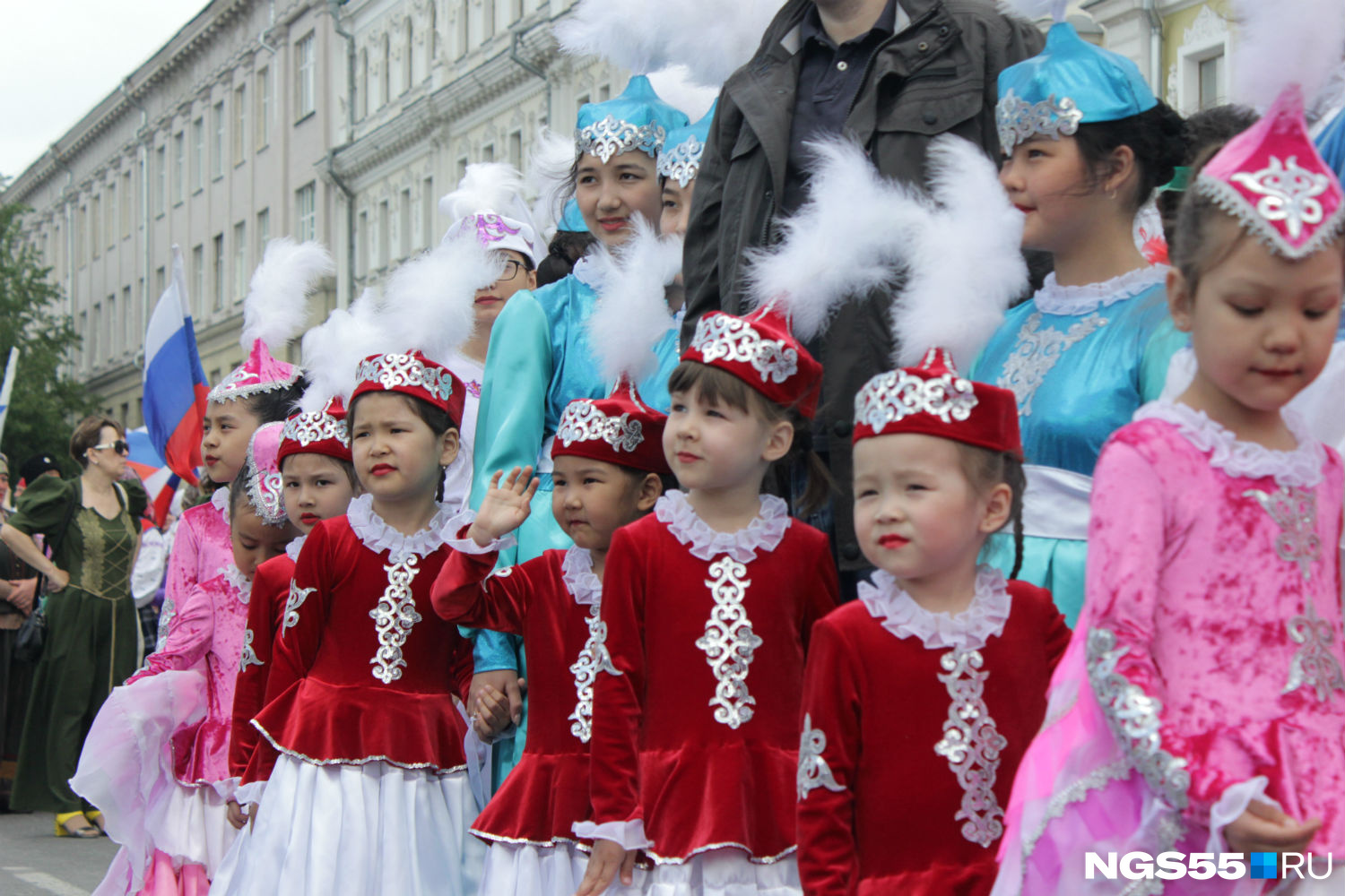 Казахи армяне. Сибирские национальные костюмы дети смеются.