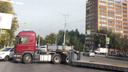 Тягач заблокировал движение по Бердскому шоссе в сторону Академгородка