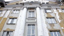 «Не видно разницы»: регоператор объяснил, зачем исторический дом в центре Челябинска обшили металлом