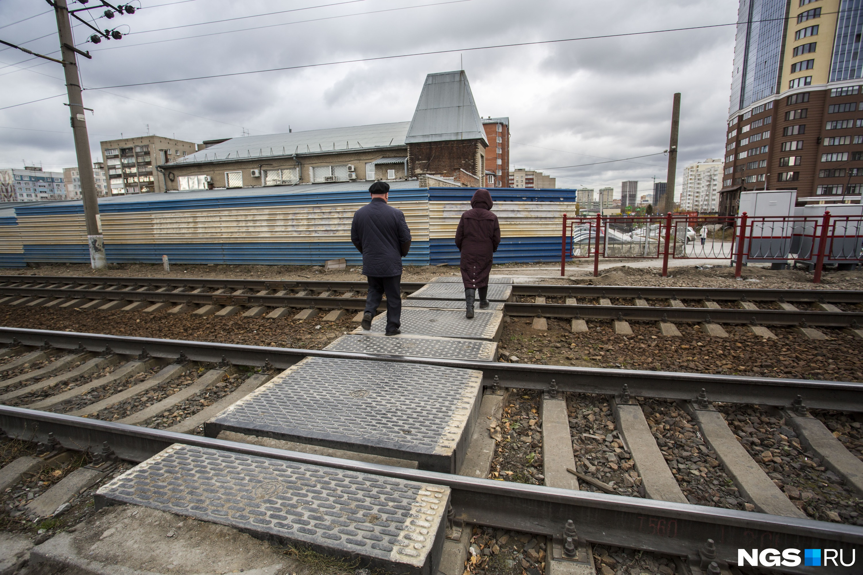 Рельсы санкт петербург. Пешеходный настил через железнодорожные пути. Пешеходный переход через ж.д. пути. Переход через ЖД пути. Пешеходный переход через ЖД пути.