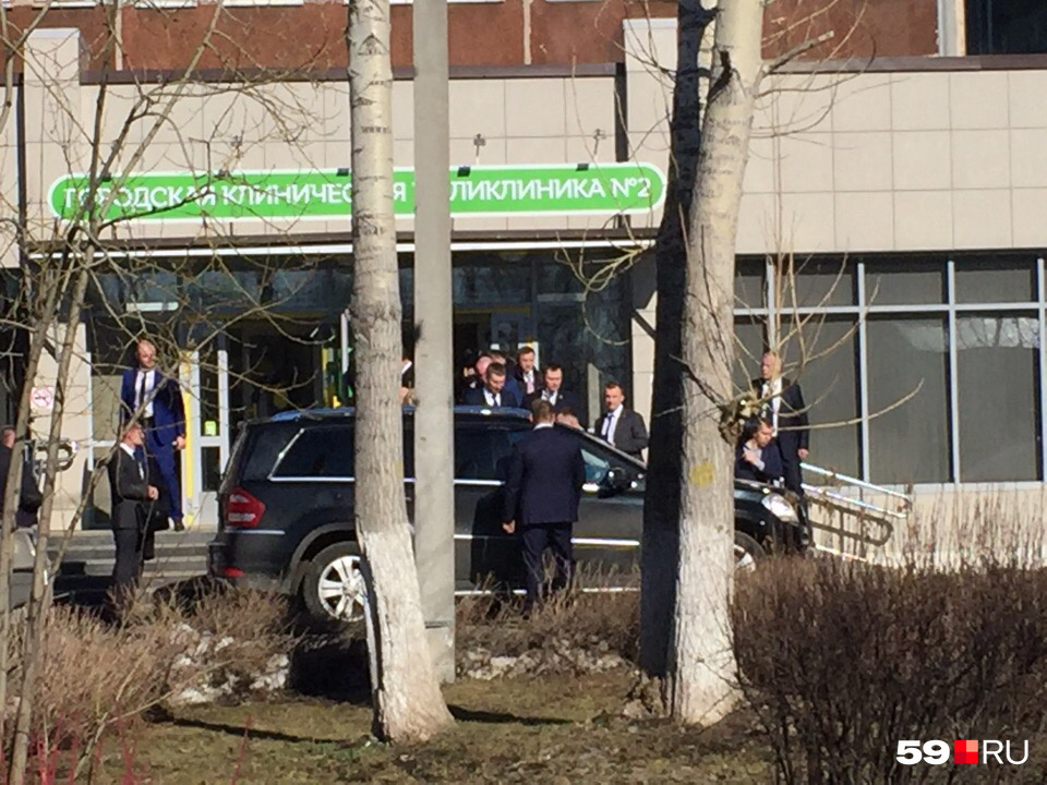 Здание поликлиники покидают высокопоставленные гости. Жаль, наш корреспондент не успел сфотографировать Медведева — он очень быстро сел в машину. Зато на фото видно губернатора (да, это не Николай Наумов, хотя очень похож)