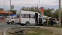 В Самаре на Авроры — Промышленности микроавтобус снёс ограждение и врезался в столб