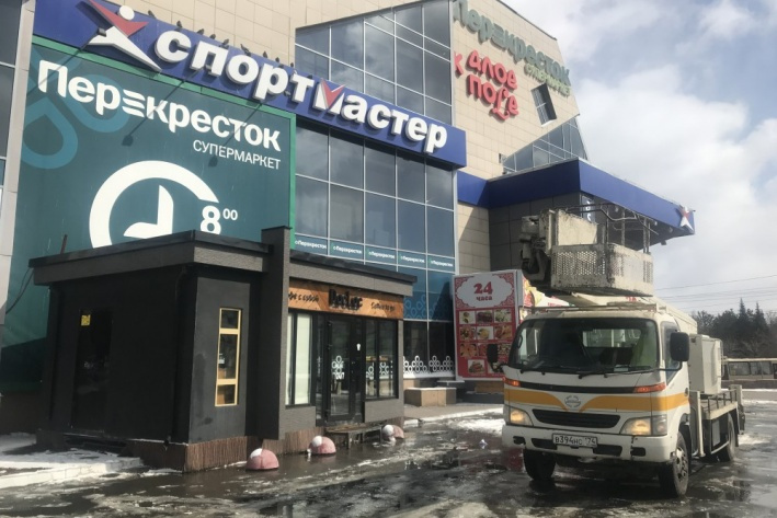 Еще недавно торговый комплекс был увешан баннерами и растяжками, не соответствующими дизайн-коду Еще недавно торговый комплекс был увешан баннерами и растяжками, не соответствующими дизайн-коду