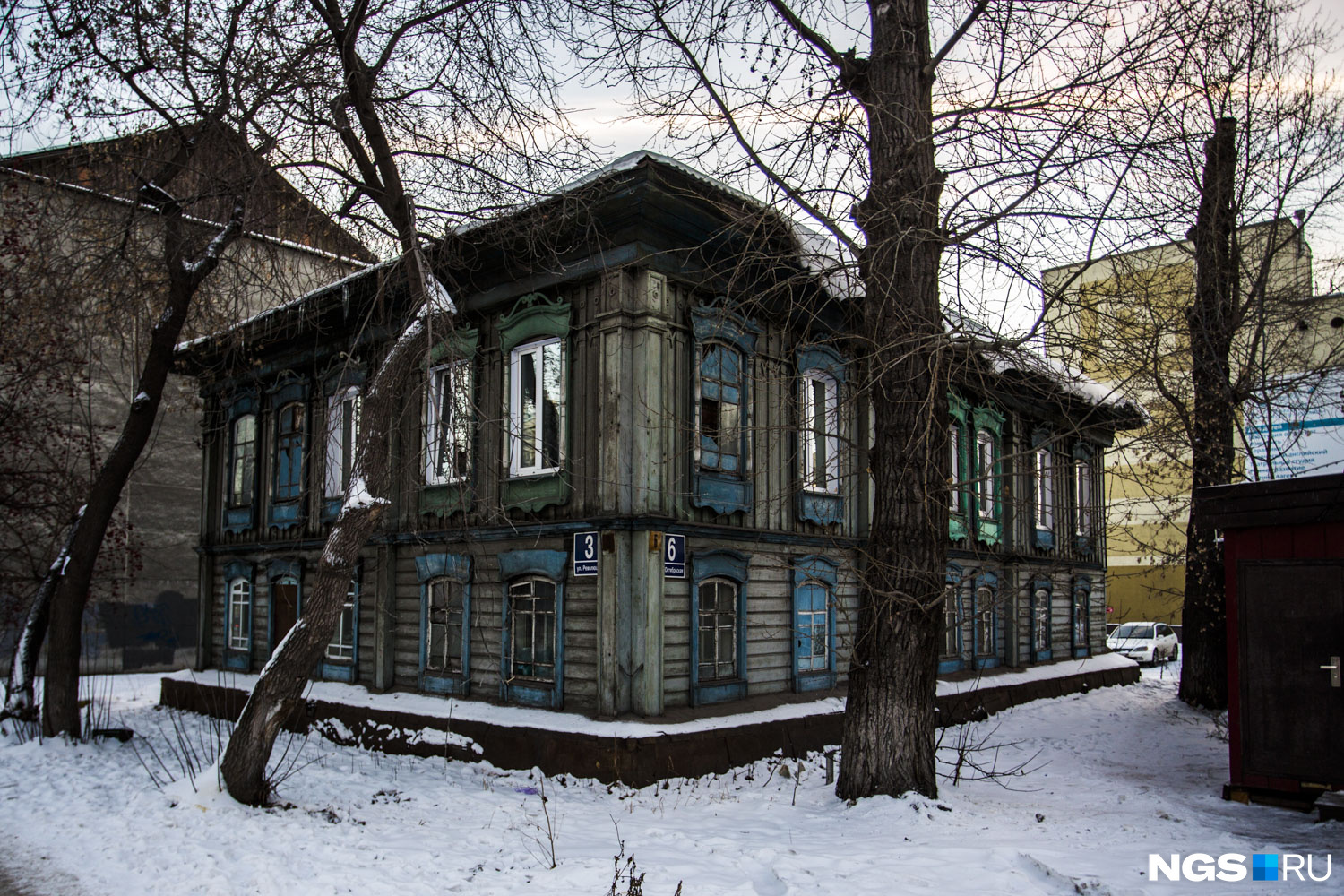 Дом обращается. Тихий центр Новосибирск старые дома. Спорный дом. Тихий центр Новосибирск деревянные дома. Ивана черных Пермь.