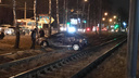 В Ярославле после ДТП с маршруткой машину откинуло на рельсы. Видео