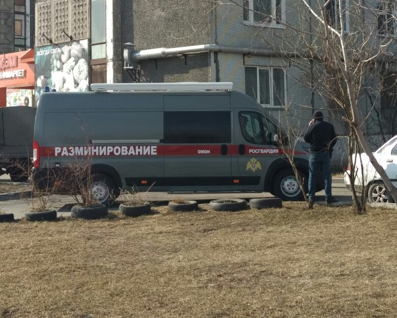 Машина разминирования стояла возле общежития Машина разминирования стояла возле общежития