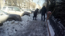 Дворники завалили снегом тротуар на Советской: так они почистили вход в государственное ведомство