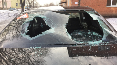 В Кузбассе женщина в приступе ревности изуродовала машину соперницы