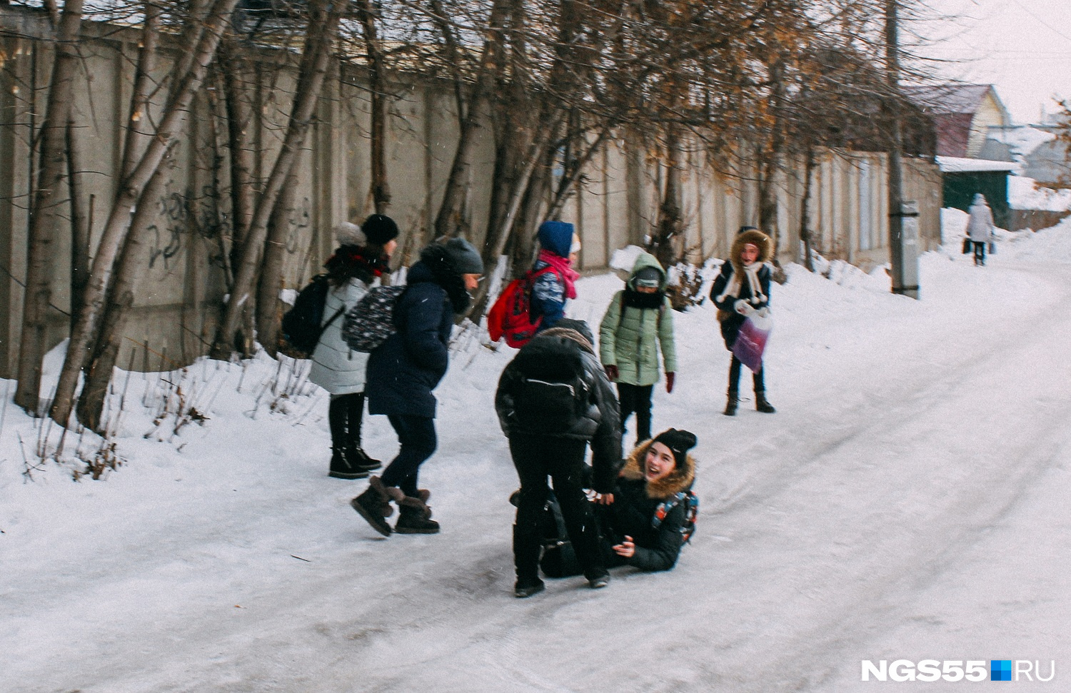 Люди в городе гуляют по льду песня. Прогулочный лёд парк Ленина. Александр 2 на прогулке на льду.