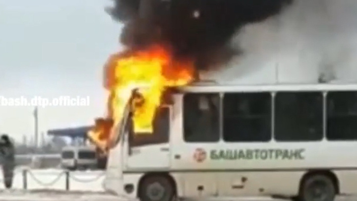 На автовокзале в Башкирии сгорел автобус «Башавтотранса», очевидцы сняли видео