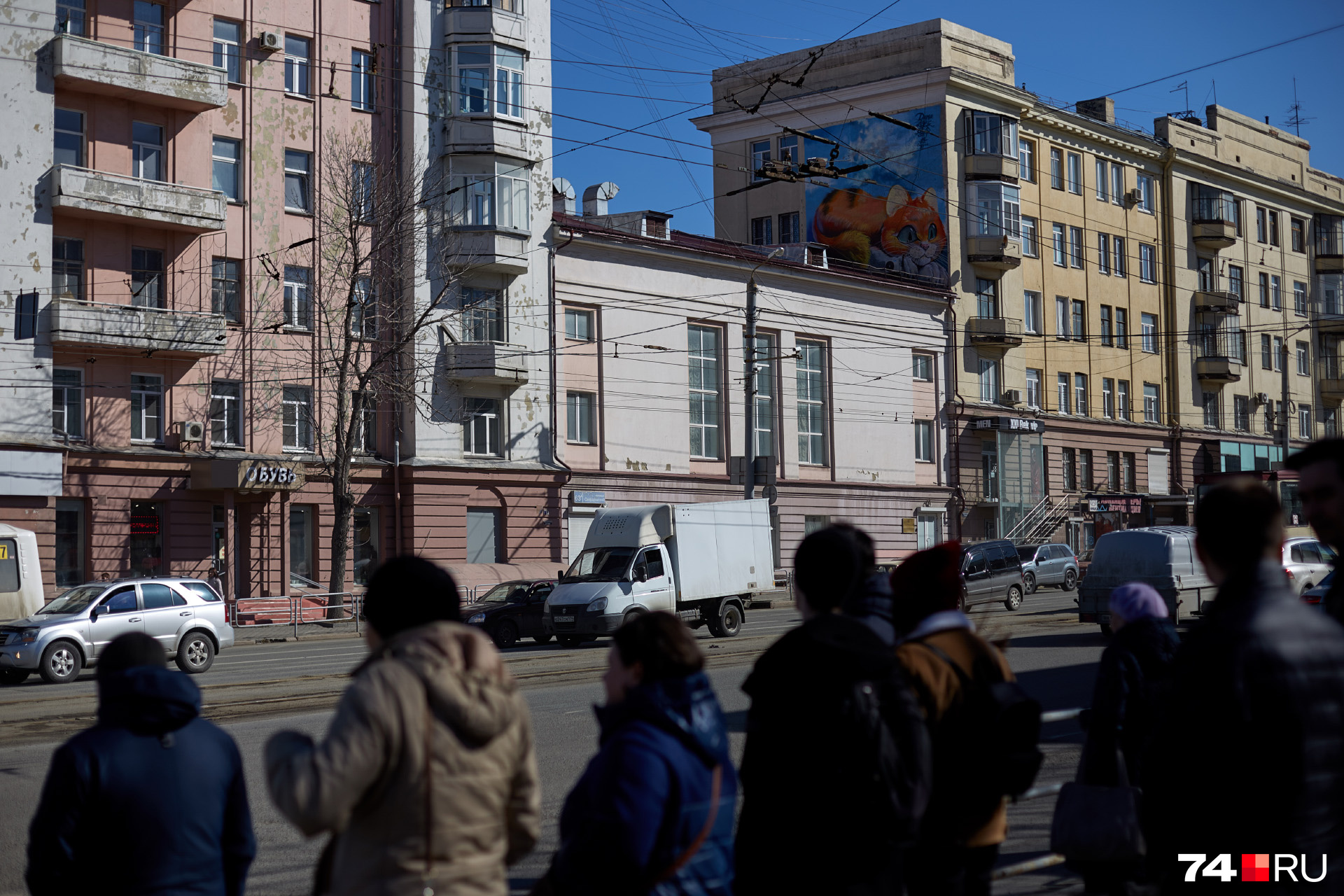 В пристрое между домами раньше был кинотеатр «Дзержинец», а сейчас это культурный центр ГУ МВД по Челябинской области В пристрое между домами раньше был кинотеатр «Дзержинец», а сейчас это культурный центр ГУ МВД по Челябинской области