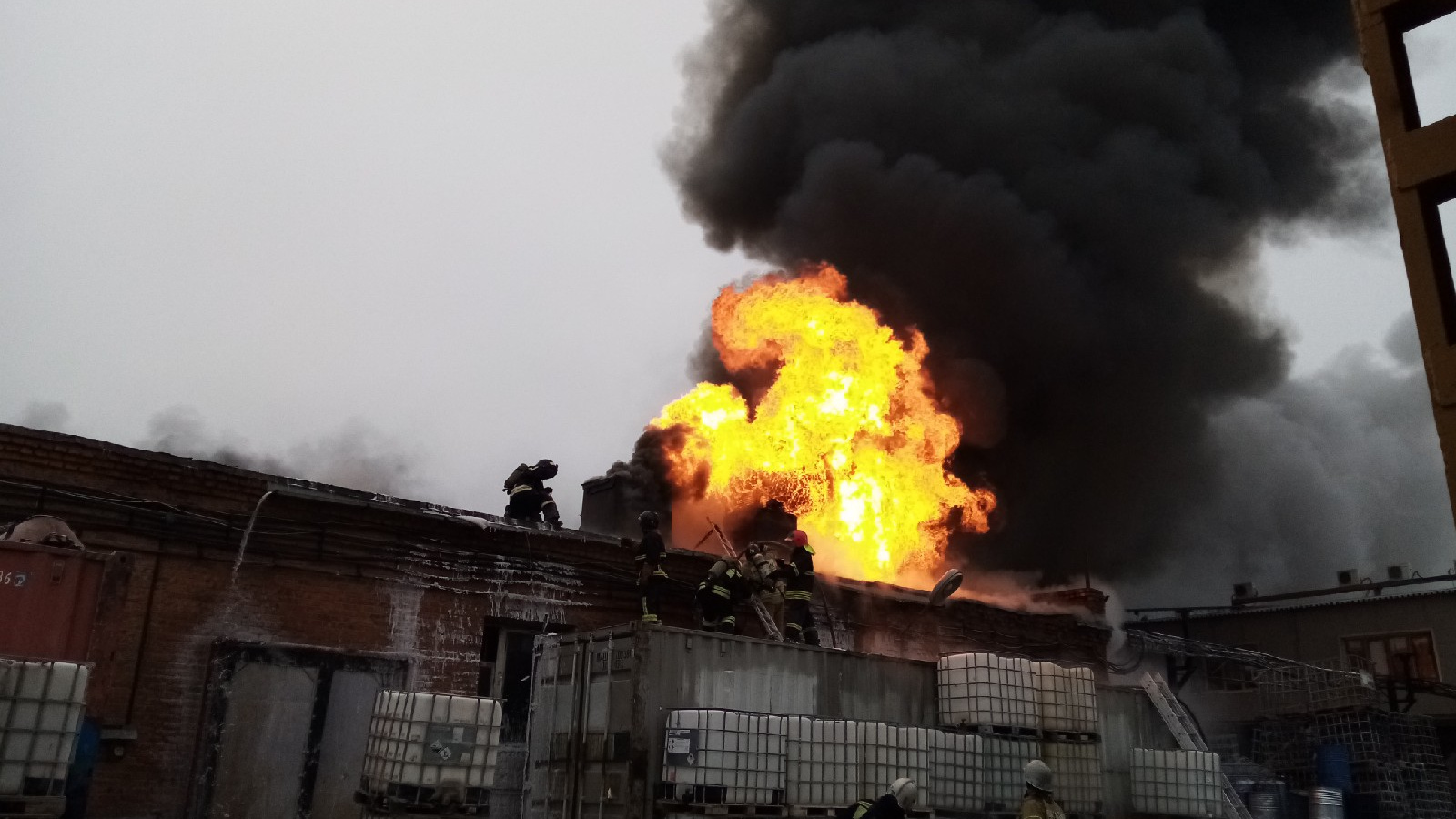 Пожар в Академии полиции в Риге. Сгоревшее производство в Лобне картон видео. Ущерб от пожара третьим лицам