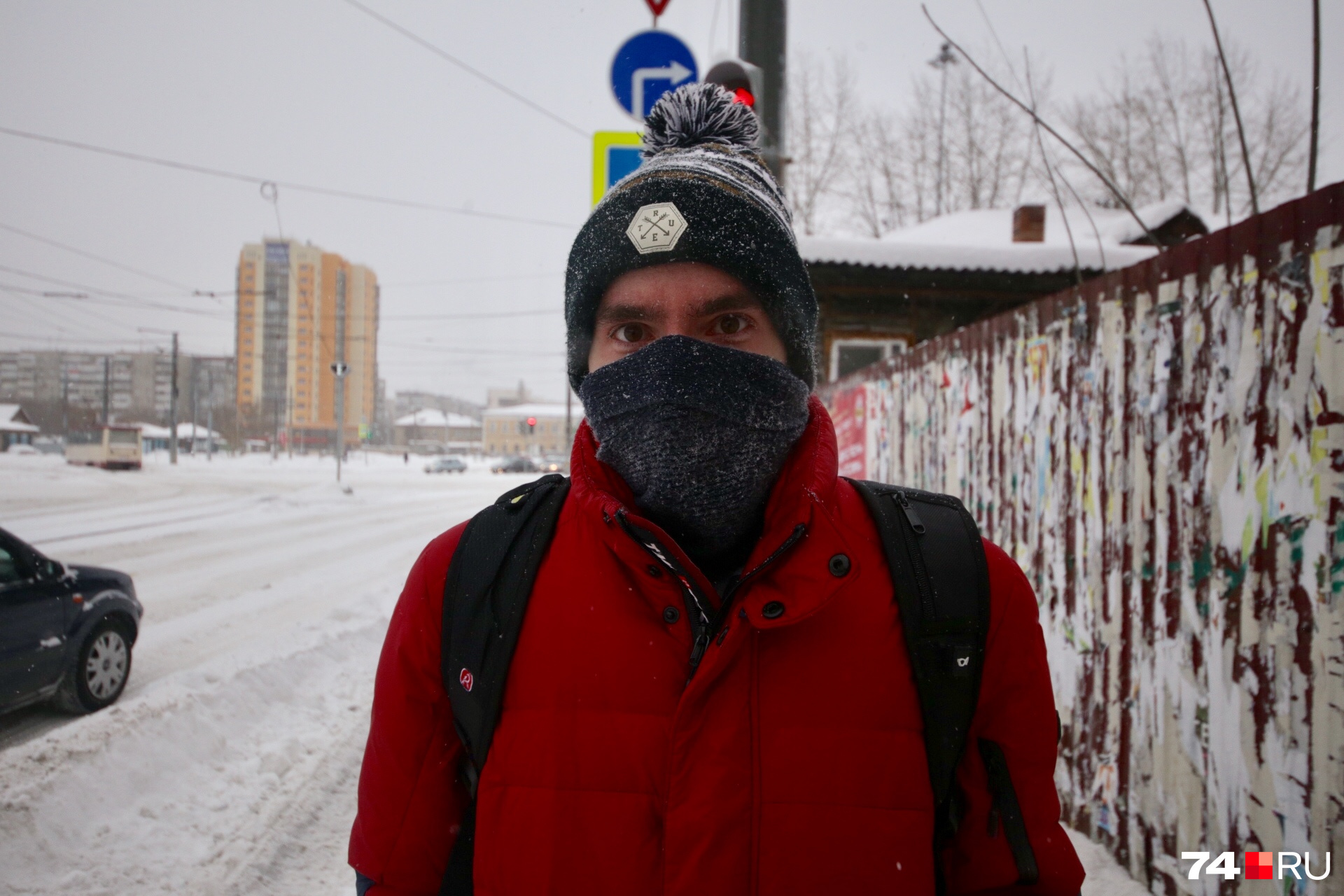 В Челябинске потеплело, но из-за ветра и снега гулять по городу всё равно некомфортно...