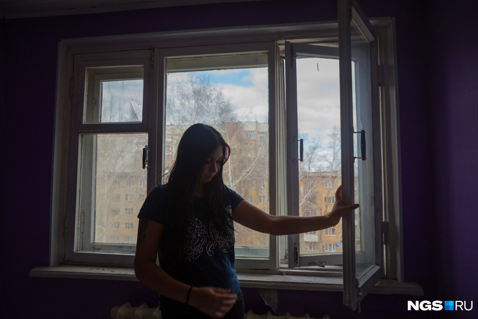 Наталья не хотела, чтобы ее дети жили в квартире, где ободраны обои и дует из окон, но мошенники не оставили ей выбора 