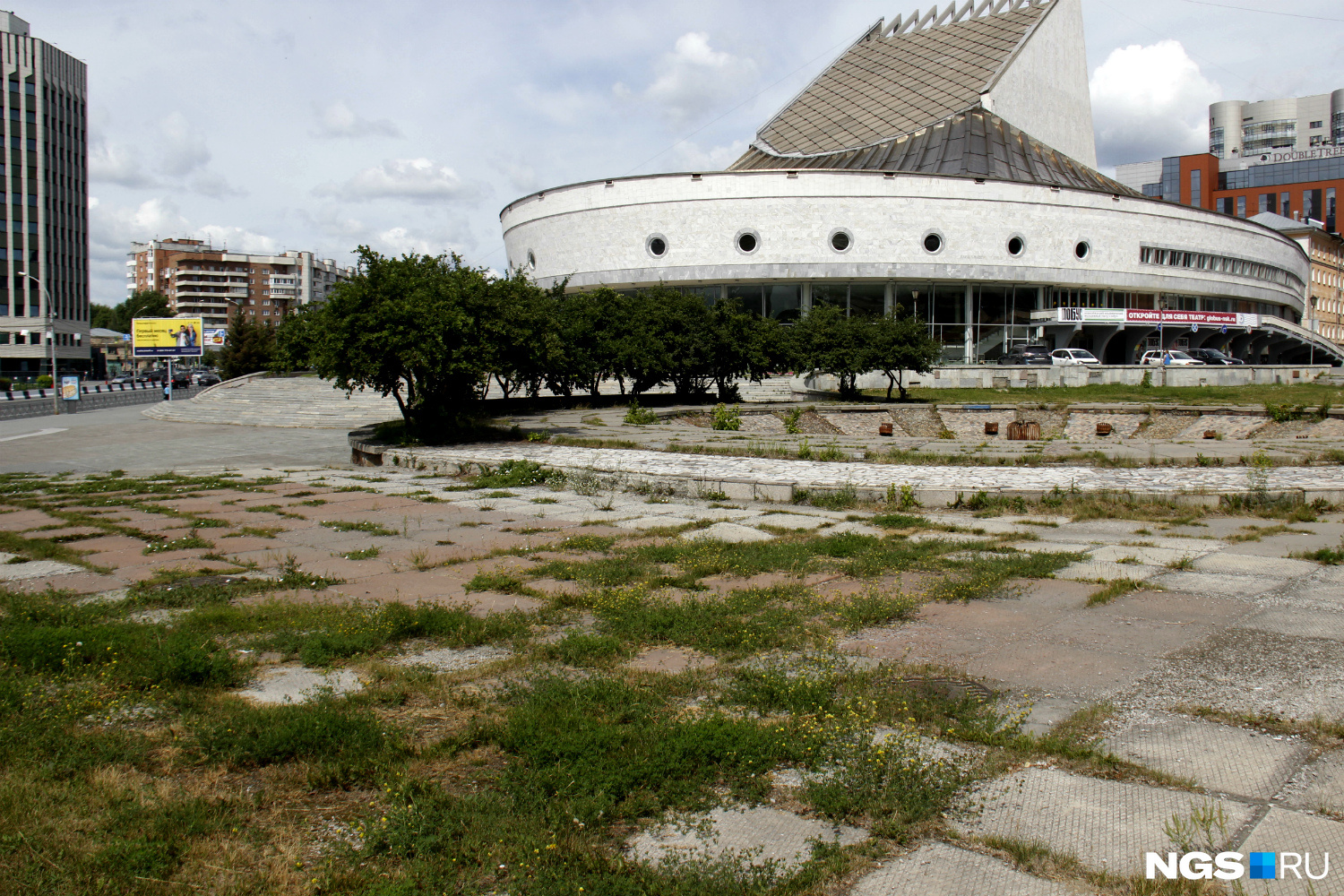 Плитка вокруг недействующего фонтана рядом с театром «Глобус» местами превратилась в газон