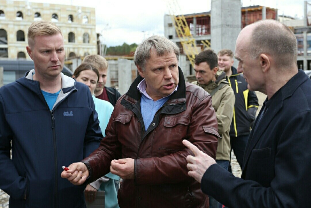 Антон Бахаев (слева) весной этого года возглавил дирекцию по подготовке саммитов-2020