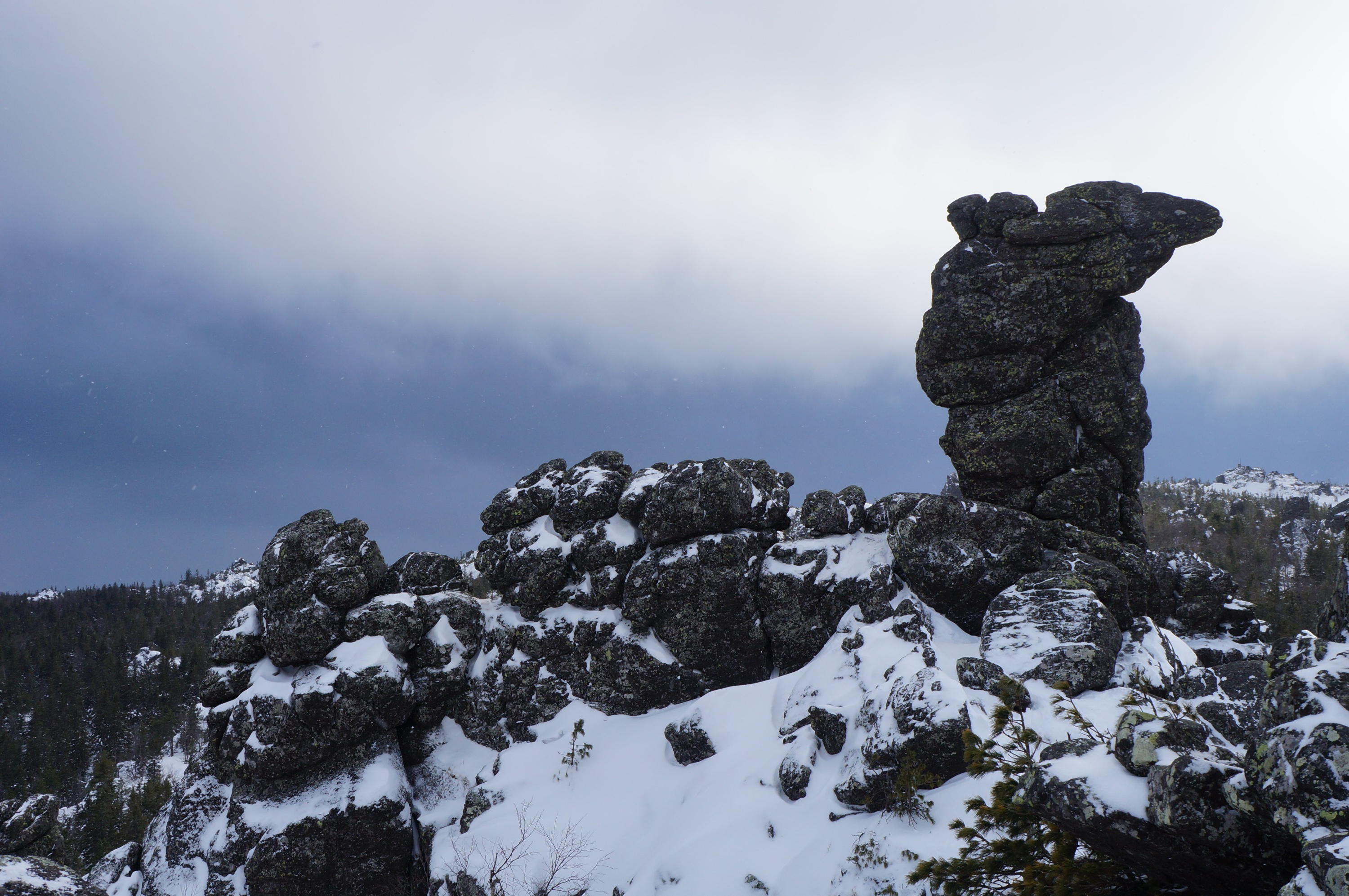 Человек в горах. Горе ее ело. Горы гималаи. Горный алтай зеленые горы вершина. Горе ее ело.