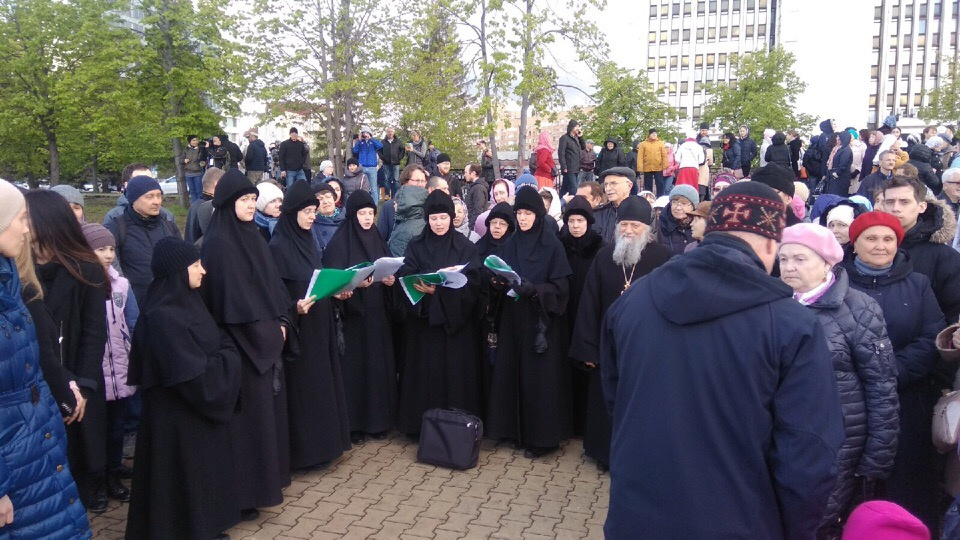 Несколько раз сторонники строительства собора Святой Екатерины в сквере проводили православный флешмоб и пели молитвы 