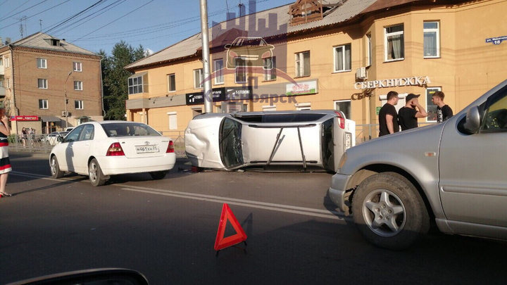Видео: «Тойота» перевернулась на Партизана Железняка и стала причиной массовой аварии