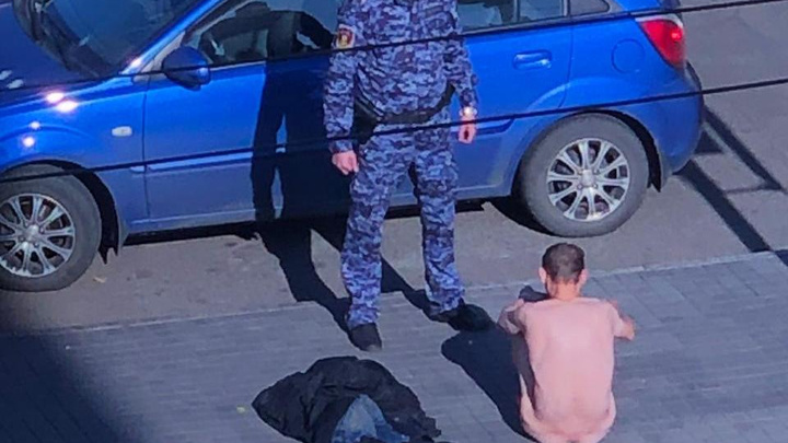 Мужчина разделся в центре Красноярска и лёг на проезжую часть