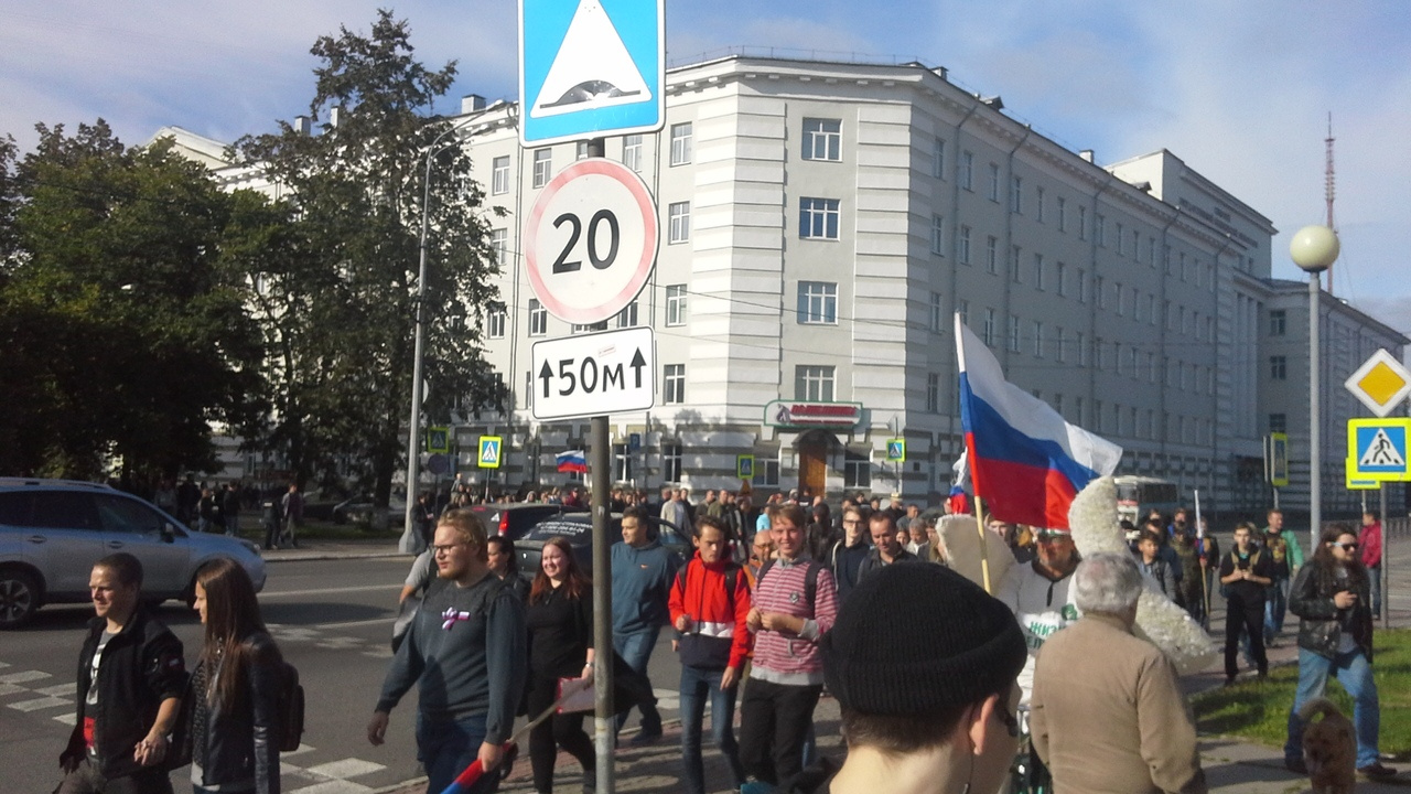Люди идут к площади Ленина Люди идут к площади Ленина