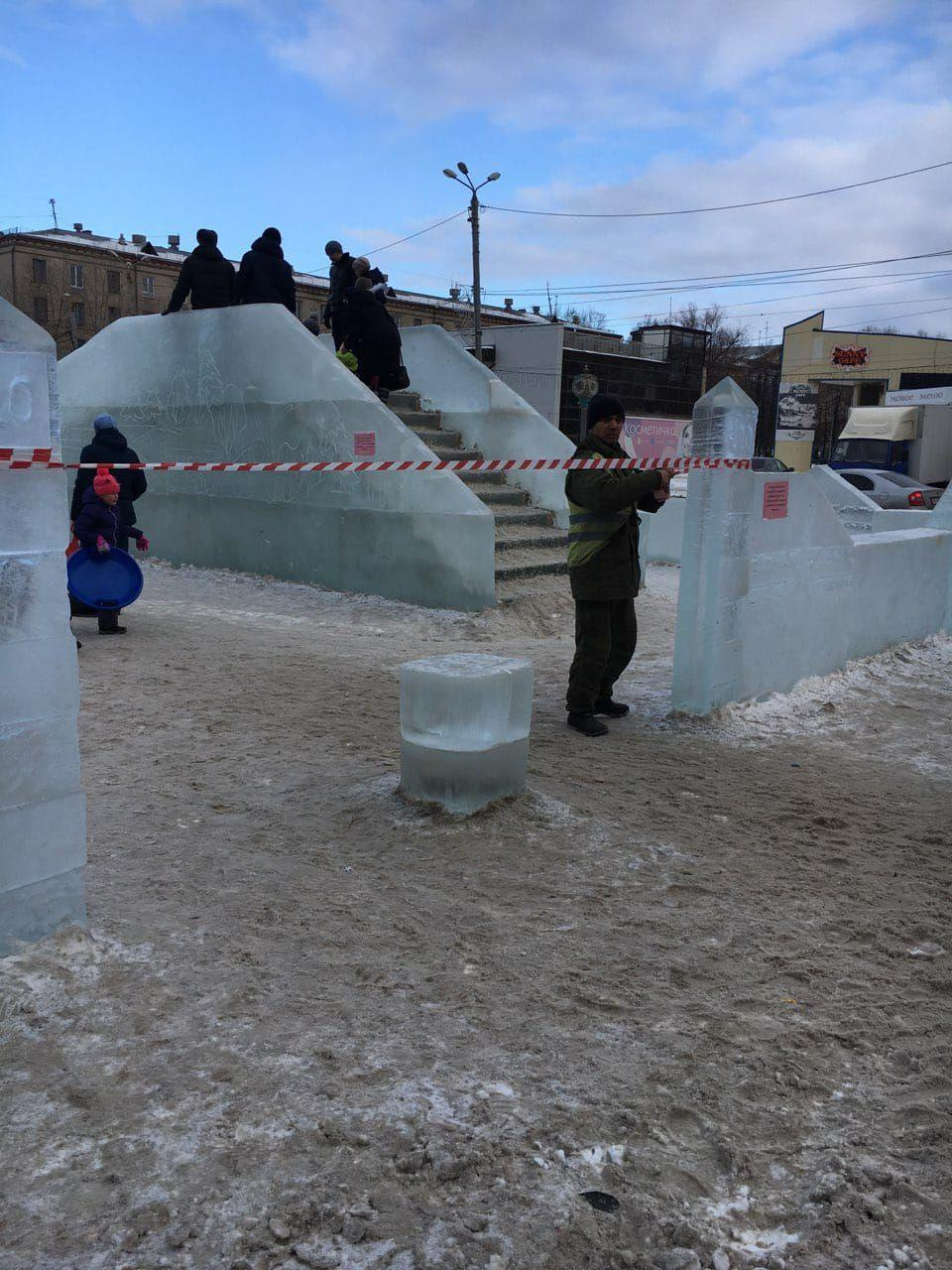 Вход перегородили лентой, но ещё не всех посетителей вывели за территорию городка Вход перегородили лентой, но ещё не всех посетителей вывели за территорию городка