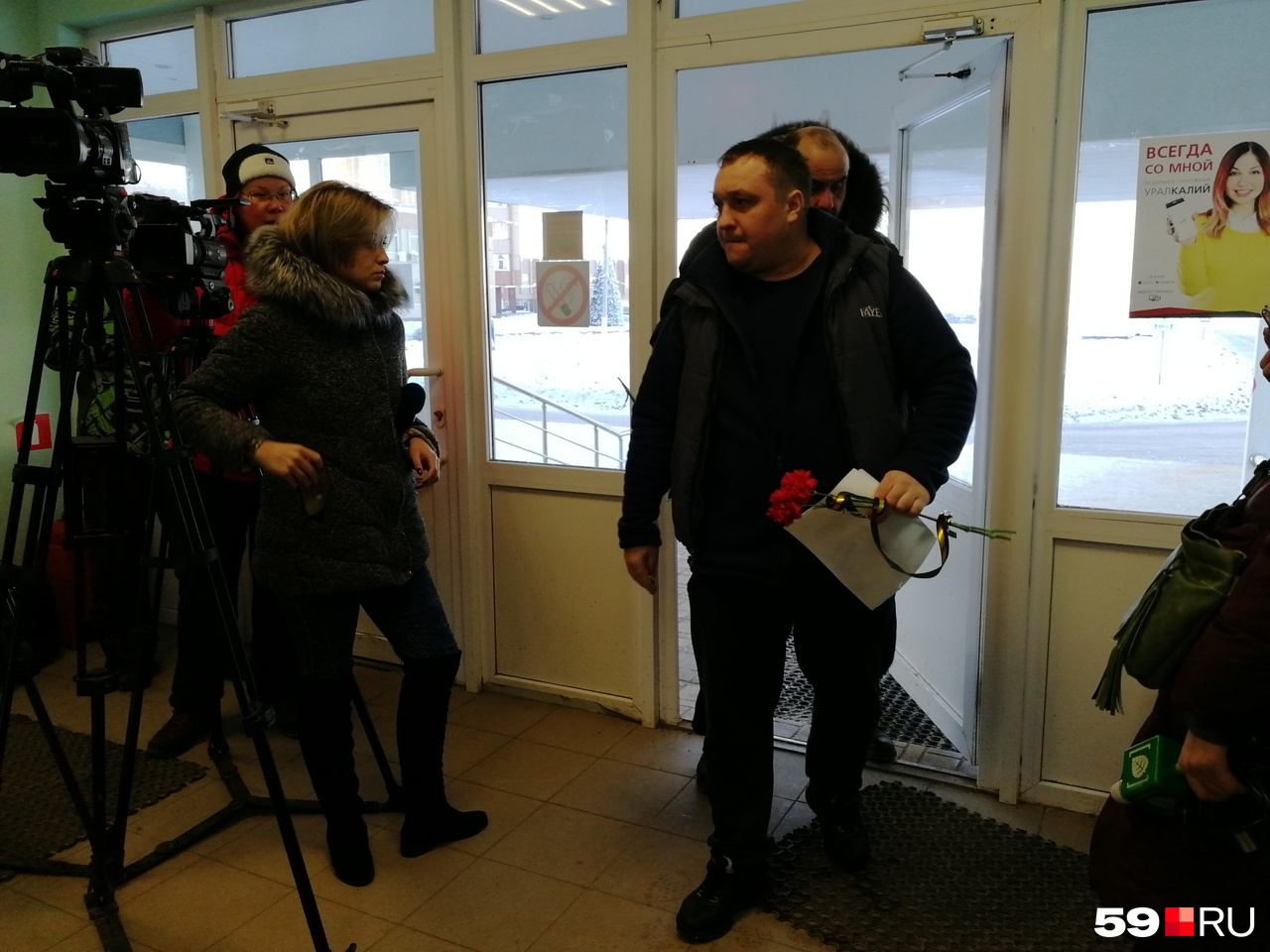Мужчины сдерживали слезы и отводили глаза Мужчины сдерживали слезы и отводили глаза