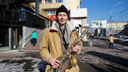 Видео: в центре Новосибирска заиграл весенний саксофонист