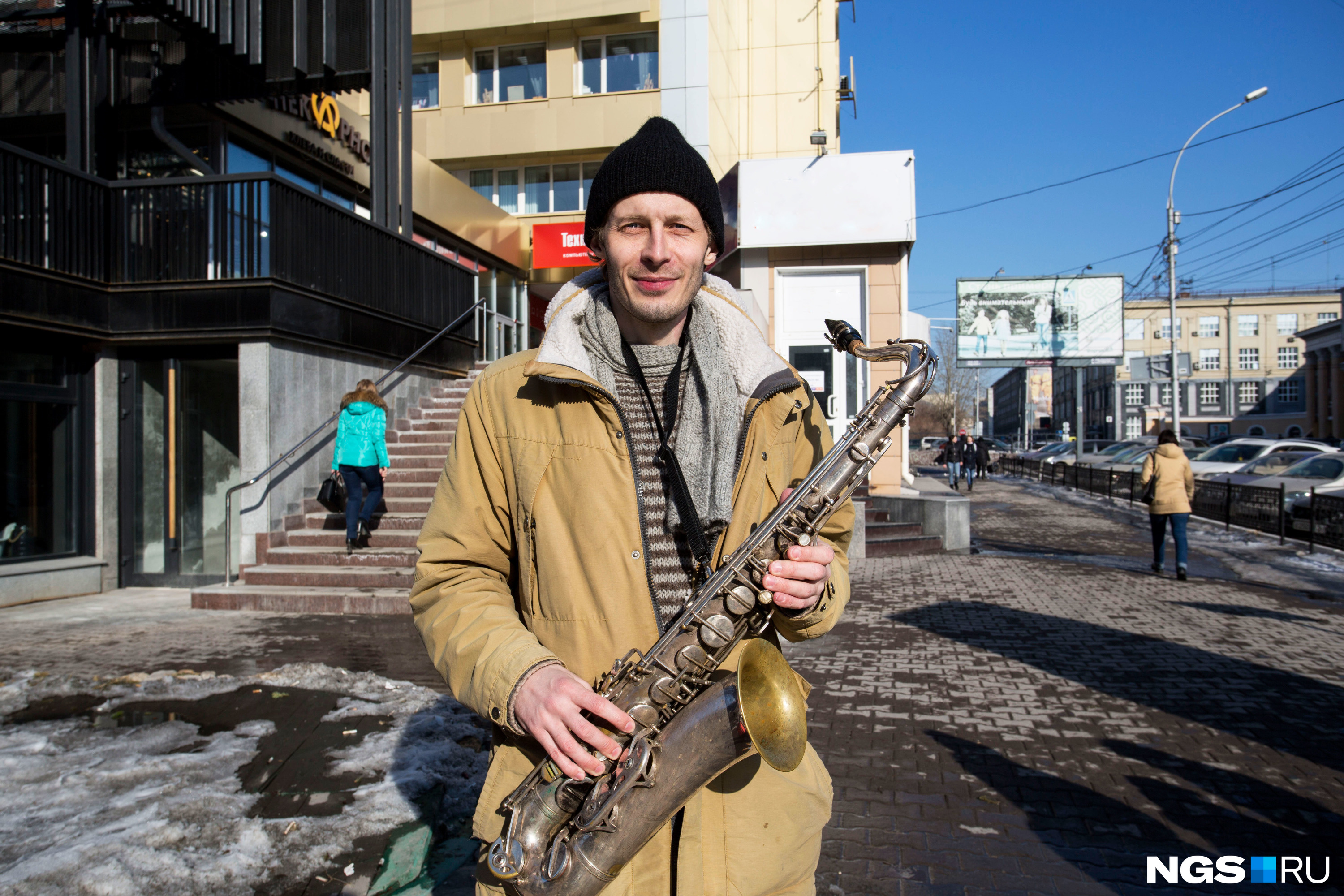 Возле дома на Ленина, 12 в центре Новосибирска начал играть музыкант с  саксофоном 21 марта 2019 года - 21 марта 2019 - НГС