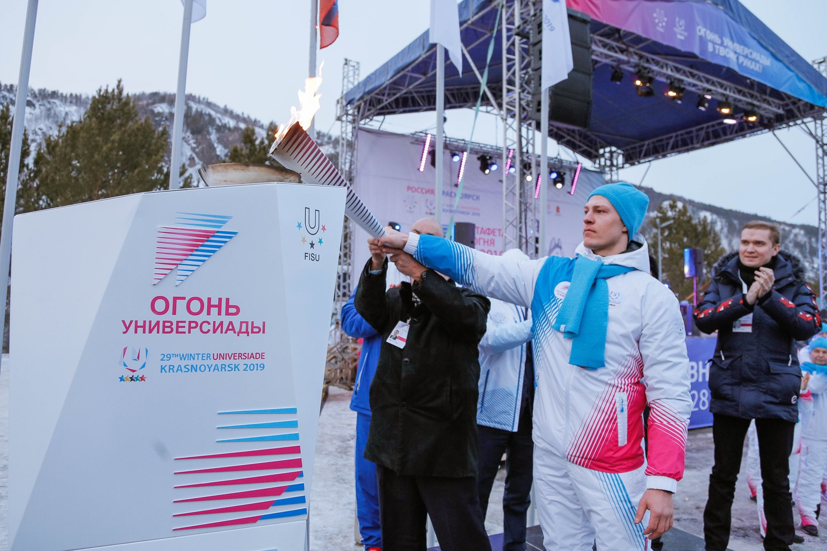 Двукратный чемпион мира по сноуборду Дмитрий Логинов зажег городскую чашу огня в Дивногорске Двукратный чемпион мира по сноуборду Дмитрий Логинов зажег городскую чашу огня в Дивногорске