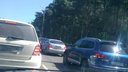 «За 20 минут не сдвинулись с места»: дорожные работы остановили движение на улице Худякова