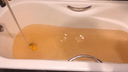 «Сливать бесполезно»: жители Плющихинского три дня моются в оранжевой воде