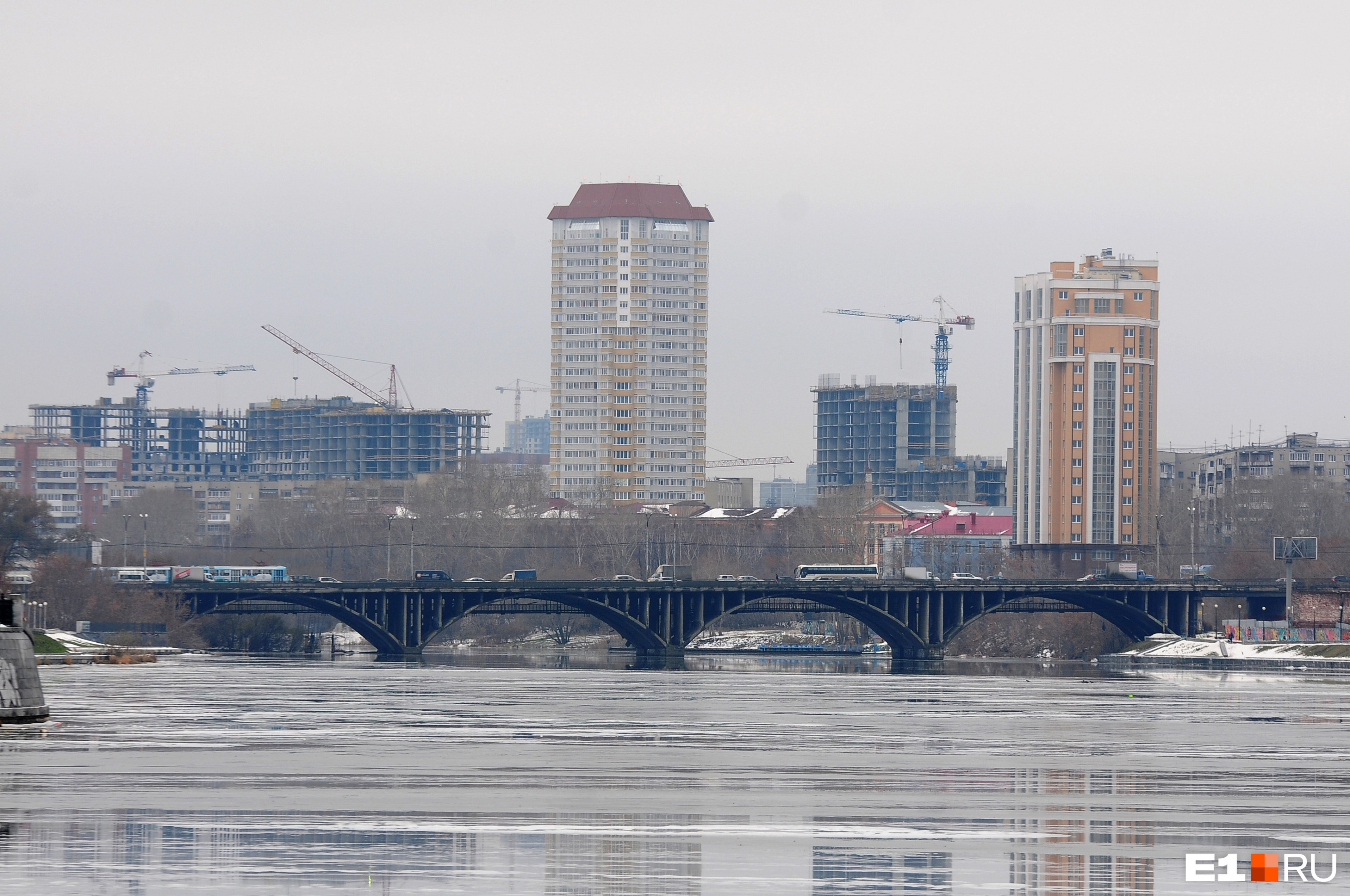 Старый добрый Макаровский мост был одним из любимых объектов уличных художников Старый добрый Макаровский мост был одним из любимых объектов уличных художников