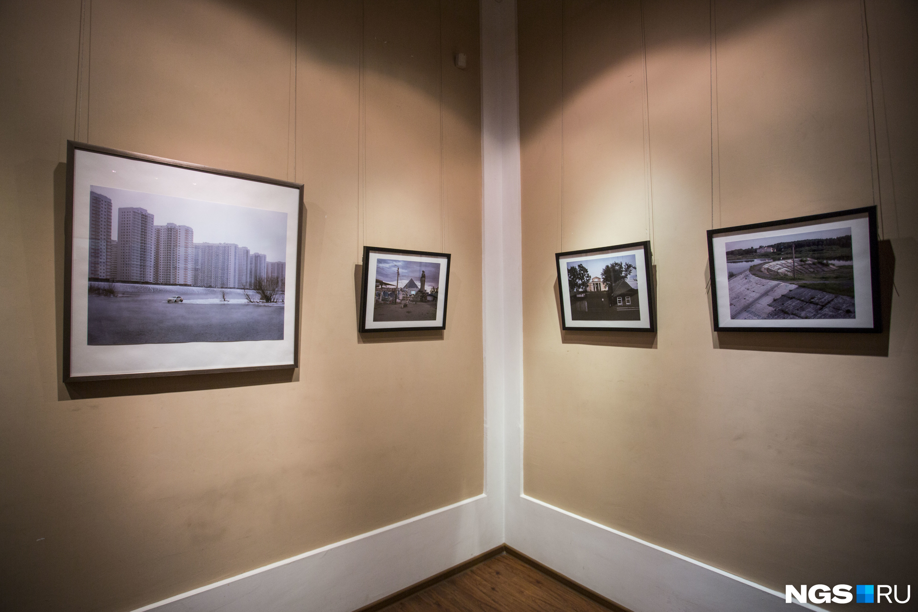 На первом этаже ЦК19 показаны работы кемеровского фотохудожника Александра Никольского