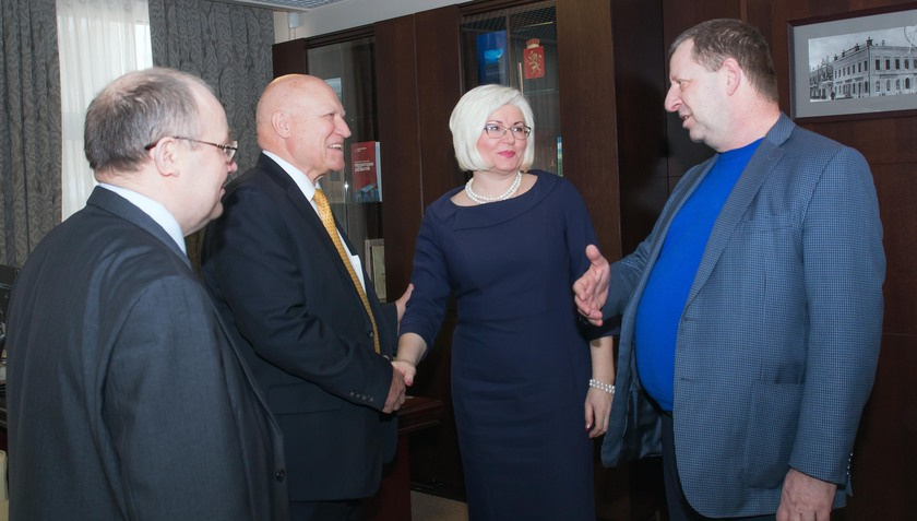 Руководитель представительства губернатора Александра Усса в Москве Андрей Вольф (справа) принимает бизнесменов