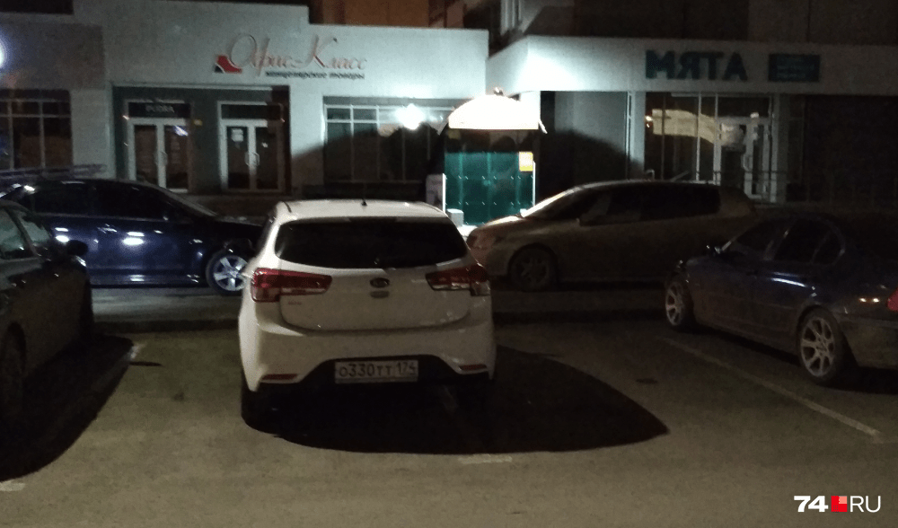 Краснопольский проспект, 17б («Парковый»).<br>— Вечером здесь всегда дефицит мест, и слишком роскошно парковаться на два места, — пишет автор. — Водитель, ты не дружишь с глазомером?