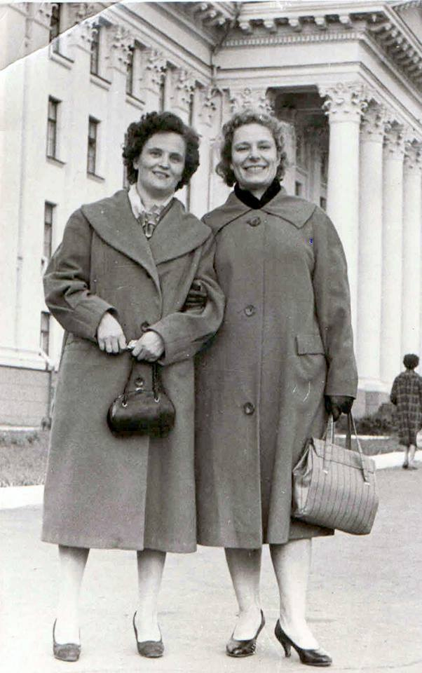 Пальто-кокон, пальто-оверсайз. Современные модницы легко разбираются в этих и прочих фасонах пальто. На заре 60-х годов названий таких не знали, просто с удовольствием носили свои нарядные шерстяные пальто. Кадр сделан на Центральной площади в 1961 году Пальто-кокон, пальто-оверсайз. Современные модницы легко разбираются в этих и прочих фасонах пальто. На заре 60-х годов названий таких не знали, просто с удовольствием носили свои нарядные шерстяные пальто. Кадр сделан на Центральной площади в 1961 году