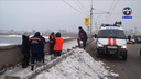 Спасатели сняли с края Димитровского моста женщину