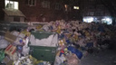 Между общежитиями НГТУ выросла двухметровая гора мусора