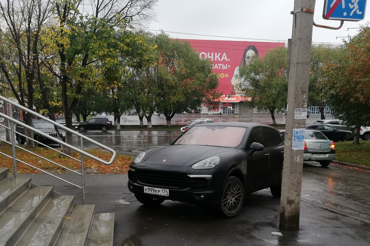 Porsche Cayenne и красивые номера — тут удивляться нечему. Псевдоаристократия паркуется так частенько Porsche Cayenne и красивые номера — тут удивляться нечему. Псевдоаристократия паркуется так частенько