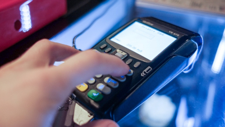 Если мало банкоматов: жители Прикамья смогут снимать наличные с карт на кассах магазинов