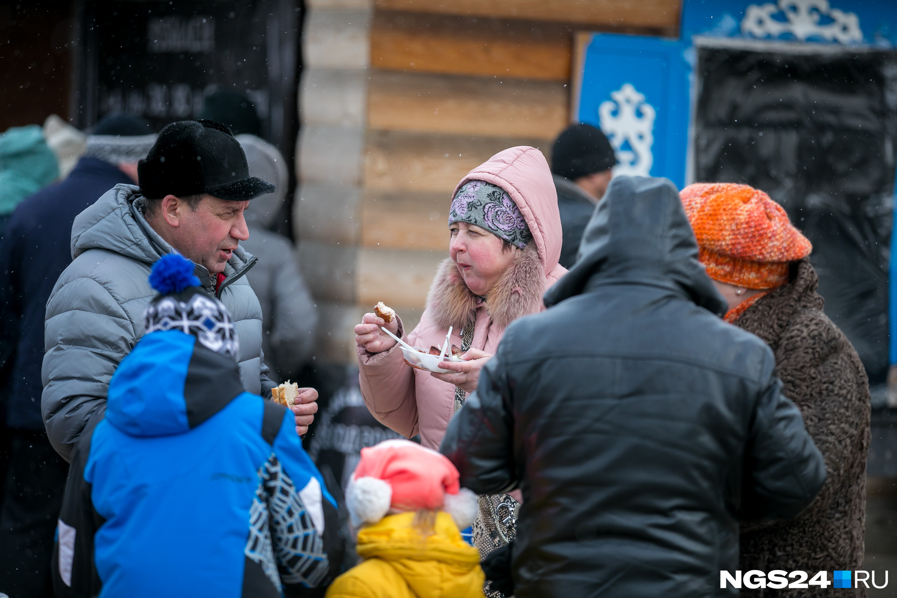 Горячие закуски помогали на замерзнуть — на улице сегодня прохладно