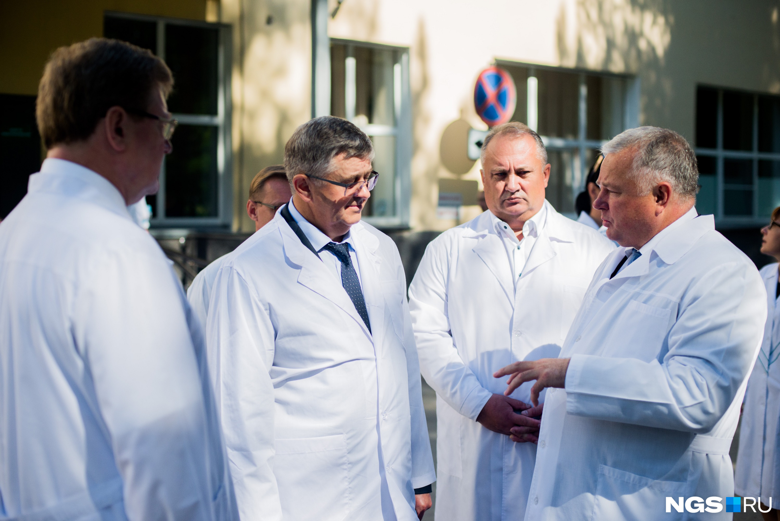 Врио министра здравоохранения Олег Иванинский (на фото справа) говорил с федеральным Минздравом, что необходимо построить перинатальный центр и новый онкоцентр
