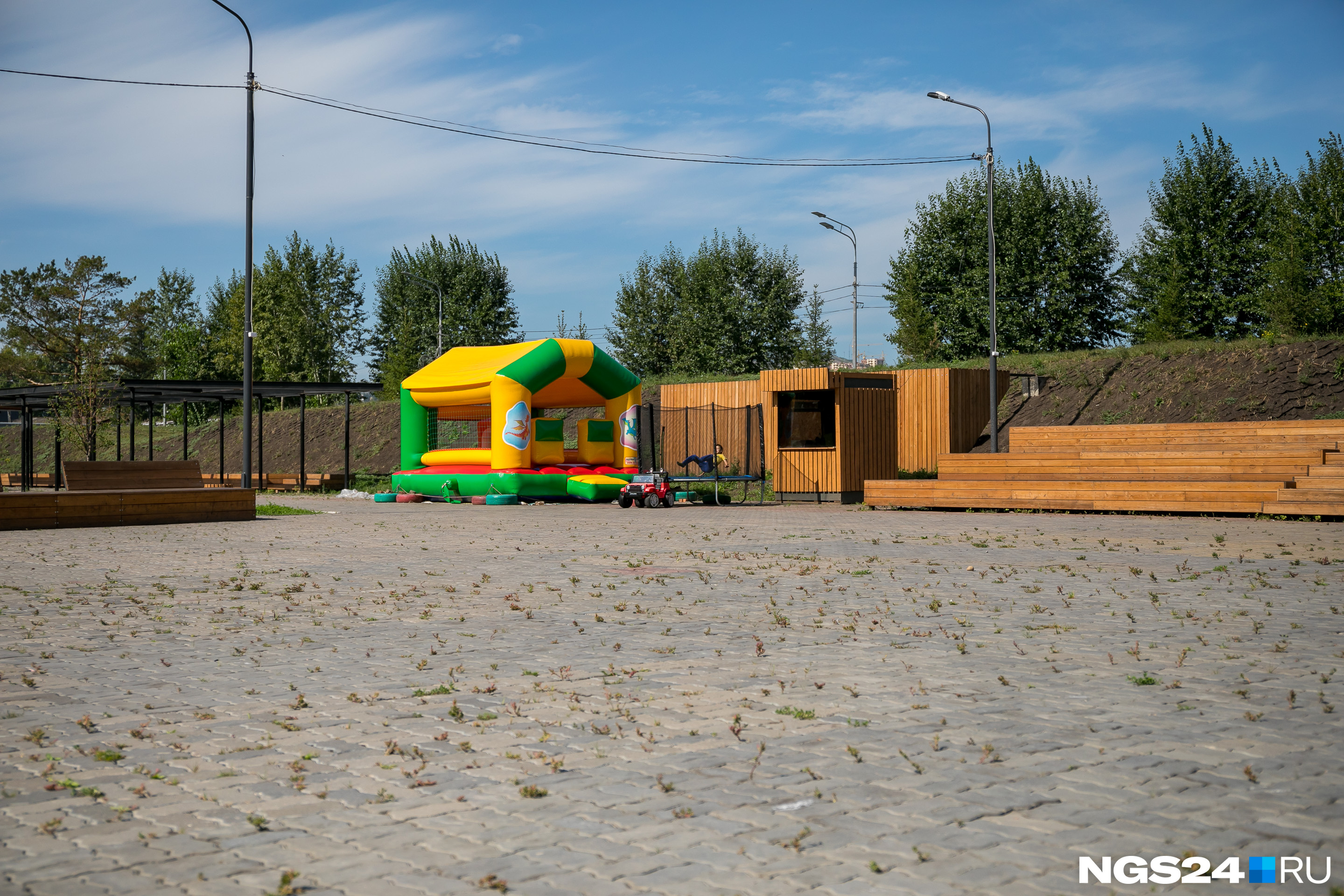 За 100 рублей можно прокатиться на машинке или попрыгать на батуте За 100 рублей можно прокатиться на машинке или попрыгать на батуте