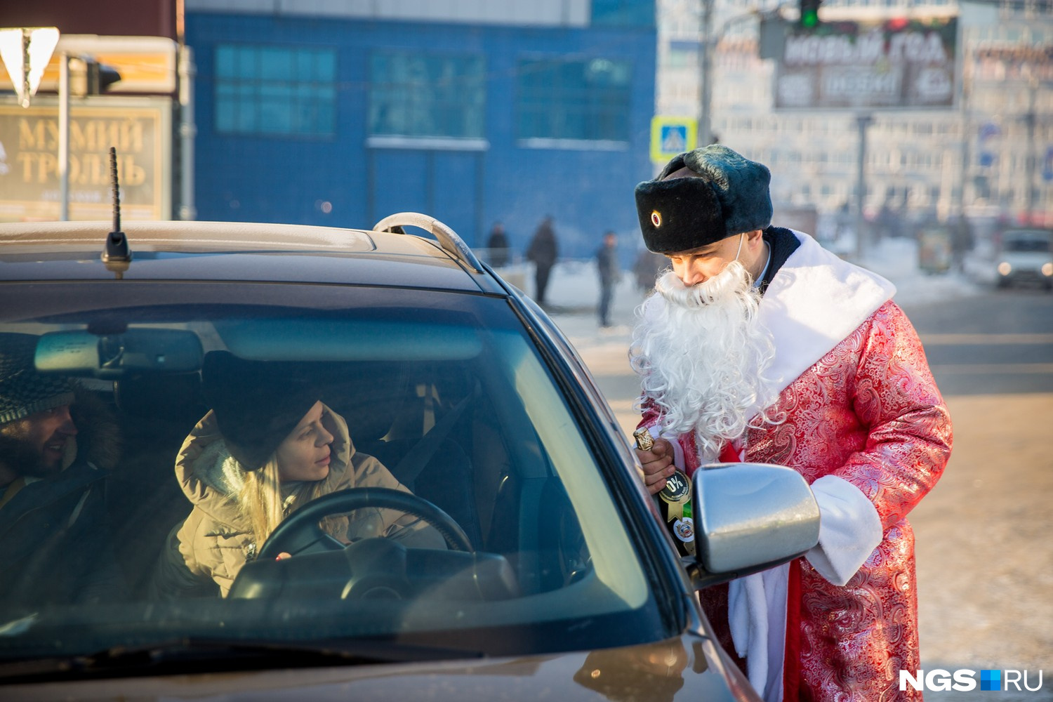 Вместо красного колпака Дед Мороз носил форменную шапку сотрудников МВД